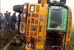 निजी स्कूल की बस खेतों में जाकर पलटी