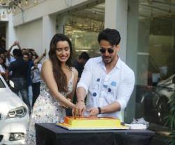 सरप्राइज! बागी 3 की टीम, सह-कलाकार टाइगर श्रॉफ और फैंस ने श्रद्धा कपूर के जन्मदिन को बनाया सबसे यादगार