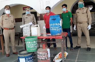 मुर्गा फार्म हाऊस में अवैध शराब की भट्टी चलाते दो आरोपी गिरफ्तार