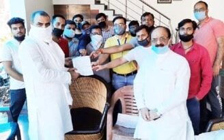 व्यापार कब चालू होगा: मोबाईल की दुकान खोलने को दिया ज्ञापन