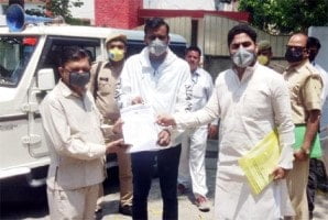 बसपा ने उठाई मीट की दुकाने खुलवाने की मांग, एडीएम को दिया ज्ञापन