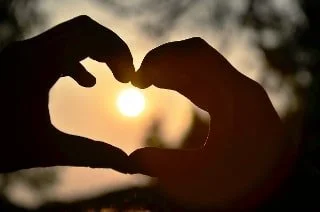 Incest Relationship- महिला ने अपने ही बेटे से की शादी! 21 साल छोटे बेटे से प्यार की दिल दहला देने वाली सच्चाई