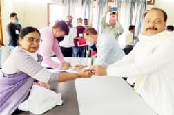 नॉमिनेट सभासदों को  नगर मजिस्ट्रेट अतुल कुमार द्वारा शपथ दिलाई गई