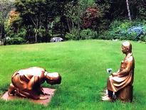 यौन गुलाम लड़की के सामने घुटने टेके पुरुष की मूर्तियों से दक्षिण कोरिया और जापान में