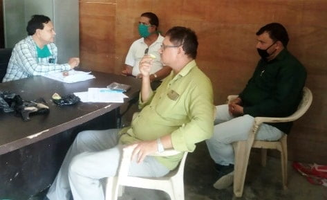 कोविड-19 व संचारी रोगों से बचाव हेतु महिलाओं को संस्था व अधिकारियों द्वारा किया गया जागरूक