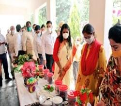 मिशन शक्ति अभियान के अन्तर्गत पेंटिग प्रतियोगिता में सफल मदरसा छात्राओं को जिलाधिकारी ने किया पुरूस्कृत