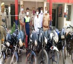 अवैध हथियार व चोरी की बाईकों के साथ तीन गिरफ्तार