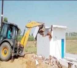 पचेंडा रोड पर अवैध कॉलोनियों पर बुलडोजर चलाया