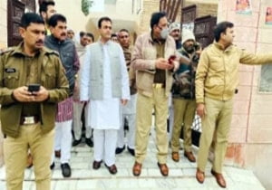 मुजफ्फरनगर में रालोद और सपा नेता गिरफ्तार, कचहरी में भाकियू ने दिया धरना मुजफ्फरनगर में रालोद और सपा नेता गिरफ्तार, कचहरी में भाकियू ने दिया धरना