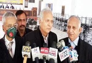 सिविल बार संघ के प्रागंण में स्थित राष्ट्रीय सभागार में तीन ग्रुपों द्वारा 42 पर्चे भरे गये