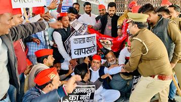 एमएलसी ने समर्थको के साथ गांधी भवन में किया धरना प्रदर्शन, किसान मोदी को सबक सिखाने का काम करेंगे: राजू यादव