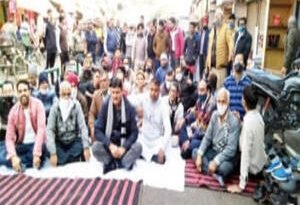 नगर पालिका प्रशासन के खिलाफ धरना प्रदर्शन कर ज्ञापन सौपा