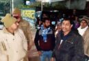 टिकैत चौक पर बस की चपेट में आने से कार क्षतिग्रस्त, हंगामा