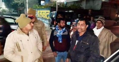 टिकैत चौक पर बस की चपेट में आने से कार क्षतिग्रस्त, हंगामा