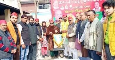 सपाईयों ने नेताजी सुभाषचन्द बोस को पुष्पांजलि अर्पित की