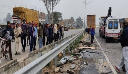 भदोही में शव लेकर जा रही एंबुलेंस कंटेनर से भिड़ी, दर्दनाक हादसे में पांच मौत भदोही में शव लेकर जा रही एंबुलेंस कंटेनर से भिड़ी, दर्दनाक हादसे में पांच मौत