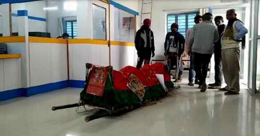 जब बैंक में अंतिम संस्कार के लिए पैसे लेने पहुंची लाश, कर्मचारियों के उड़ गए होश