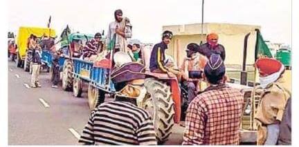 किसान आंदोलन: पत्नी-बच्चों के साथ हापुड़ से हजारों किसान दिल्ली रवाना