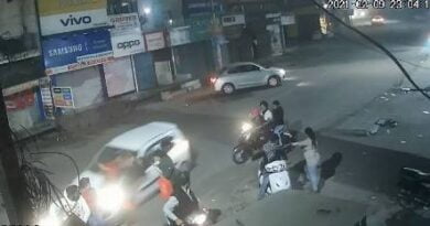 अनियंत्रित कार ने स्कूटी सवारों को मारी जोरदार टक्कर, घटना सीसीटीवी में कैद