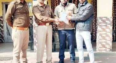 पुलिस की सजगता: खोयी टेबलेट पाकर खुश हुआ पीडित