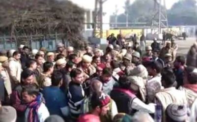 मुजफ्फरनगरः मूछों की लड़ाई में चली गोली, आपस में भिड़े किसानों के दो पक्ष मुजफ्फरनगरः मूछों की लड़ाई में चली गोली, आपस में भिड़े किसानों के दो पक्ष