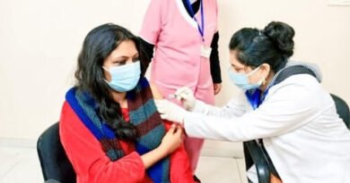 कोविड टीकाकरण अभियान: जिलाधिकारी सहित पुलिस व प्रशासनिक अधिकारियो ने वेक्सिन का टीका लगवाया