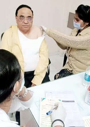 शान्ति मदन अस्पताल मे कोविड-19 वैक्सीनेशन की पहली खुराक लगाई