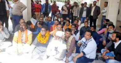 गुड मन्डी मे व्यापारी के मुनीम से हुई लूट के खुलासे की मांग को लेकर दिया धरना