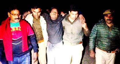 शातिर बदमाश मुठभेड में घायल, जेवरात और असलहा बरामद शातिर बदमाश मुठभेड में घायल, जेवरात और असलहा बरामद