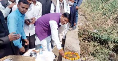 चरथावल: नाले की सफाई का शुभारंभ किया चरथावल: नाले की सफाई का शुभारंभ किया