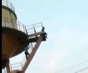 युवती ने लगाई मौत की Live छलांग, देखें सोशल मीडिया पर जमकर वायरल वीडियो…