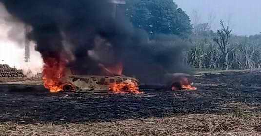 शामली में बाबू हुकुम सिंह की पुण्यतिथि में आई दो लग्जरी कारें जलकर राख, ऊंची-ऊंची लपटे देख सहमे लोग, देखें तस्वीरें