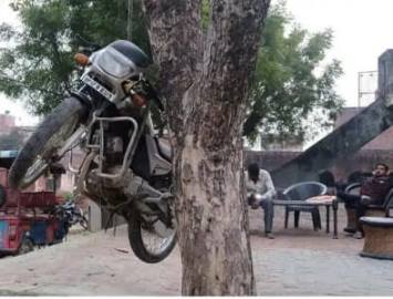 पेट्रोल और डीजल के दामों में बढ़ोत्तरी के विरोध में  बाइक को पेड़ पर लटका दिया