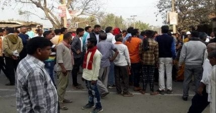 बाईक सवार बदमाशों ने ग्राम प्रधान को गोलियों से भूना, जमकर हंगामा, पुलिस के वाहनों में तोडफोड