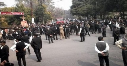 वकीलों का तांडव: भाजपा विधायक की गिरफ्तारी की मांग को लेकर एसएसपी कार्यालय में जमकर तोडफोड