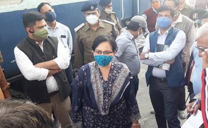 बुढ़वल रेलवे स्टेशन का निरीक्षण: मोनिका अग्निहोत्री ने निर्माण कार्य में तेजी लाने के निर्देश दिए