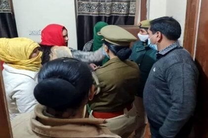 मेरठ में हाईवे के होटल पर छापा, एक युवक के साथ मिली तीन-तीन लडकियां…. मेरठ में हाईवे के होटल पर छापा, एक युवक के साथ मिली तीन-तीन लडकियां….