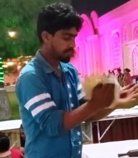 मेरठ में विवाह समारोह में थूक लगाकर नान बनाते वीडियो वायरल, हिंदू संगठनों ने किया हंगामा मेरठ में विवाह समारोह में थूक लगाकर नान बनाते वीडियो वायरल, हिंदू संगठनों ने किया हंगामा