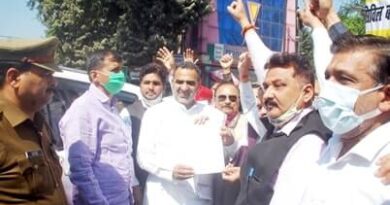 हाईकोर्ट बैंच की स्थापना की मांग को लेकर अधिवक्ताओ ने डा. संजीव बालियान को ज्ञापन सौंपा