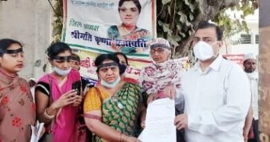 आंगनबाडी सहायिकाओ ने सीएम के नाम एडीएम को ज्ञापन सौंपा