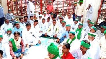 भाकियू ने तीनो कृषि कानूनों के खिलाफ धरना प्रदर्शन कर ज्ञापन एस डी एम सदर दीपक कुमार को सौंपा