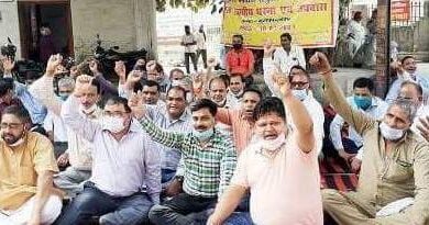 कार्यकर्ताओ ने मुख्यमंत्री को सम्बोधित एक ज्ञापन जिलाधिकारी सेल्वा कुमारी जे. को सौपा