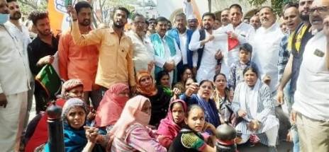 देश में बढती महंगाई को लेकर कांग्रेसियों ने प्रदर्शन कर सौंपा ज्ञापन