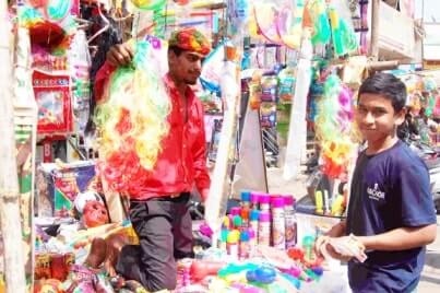 होली पर ग्राहकों की कमी से दुकानदारों में मायूसी, मंदी की मार का असर