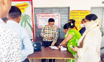 ई ईपिक डाउनलोडिंग अभियान- एसडीएम ने पोलिंग केन्द्रों का निरीक्षण किया ई ईपिक डाउनलोडिंग अभियान- एसडीएम ने पोलिंग केन्द्रों का निरीक्षण किया