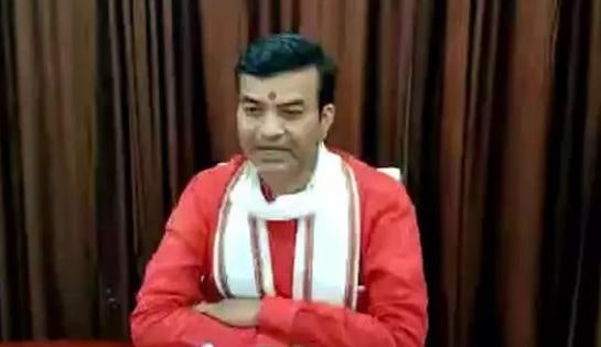 ..यह कुप्रथा है, …नहीं यह हमारा सुरक्षा कवच है: योगी के मंत्री आनंद स्वरूप शुक्ला के बुर्का बैन बयान पर बवाल