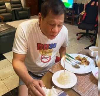 फिलीपींस राष्ट्रपति की हरकत: महिला सहायक के निजी अंग को छूने की कोशिश का वीडियो वायरल फिलीपींस राष्ट्रपति की हरकत: महिला सहायक के निजी अंग को छूने की कोशिश का वीडियो वायरल