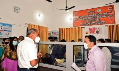 मंडलायुक्त ने किये ताबड़तोड़ निरीक्षण, खामियां मिलने पर जताई नाराजगी मंडलायुक्त ने किये ताबड़तोड़ निरीक्षण, खामियां मिलने पर जताई नाराजगी