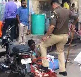 शर्मनाक करतूत: रुद्राक्ष की माला बेच रही महिला का हाथ जूतो तले कुचला