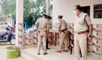 पुलिस ने बिना मास्क के घूम रहे लोगों के चालान काटे